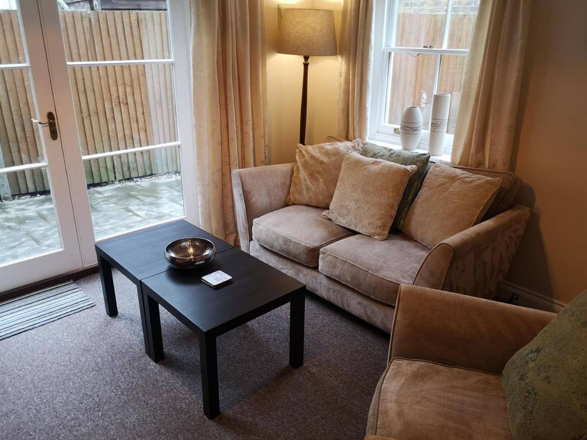 Coastal Escape Deal - 2 Bedroom House -Short Lets & Serviced Accommodation Holiday home *